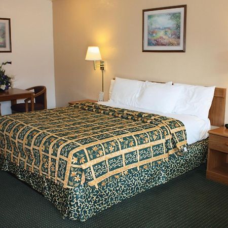 Super 8 By Wyndham Visalia Hotel Luaran gambar