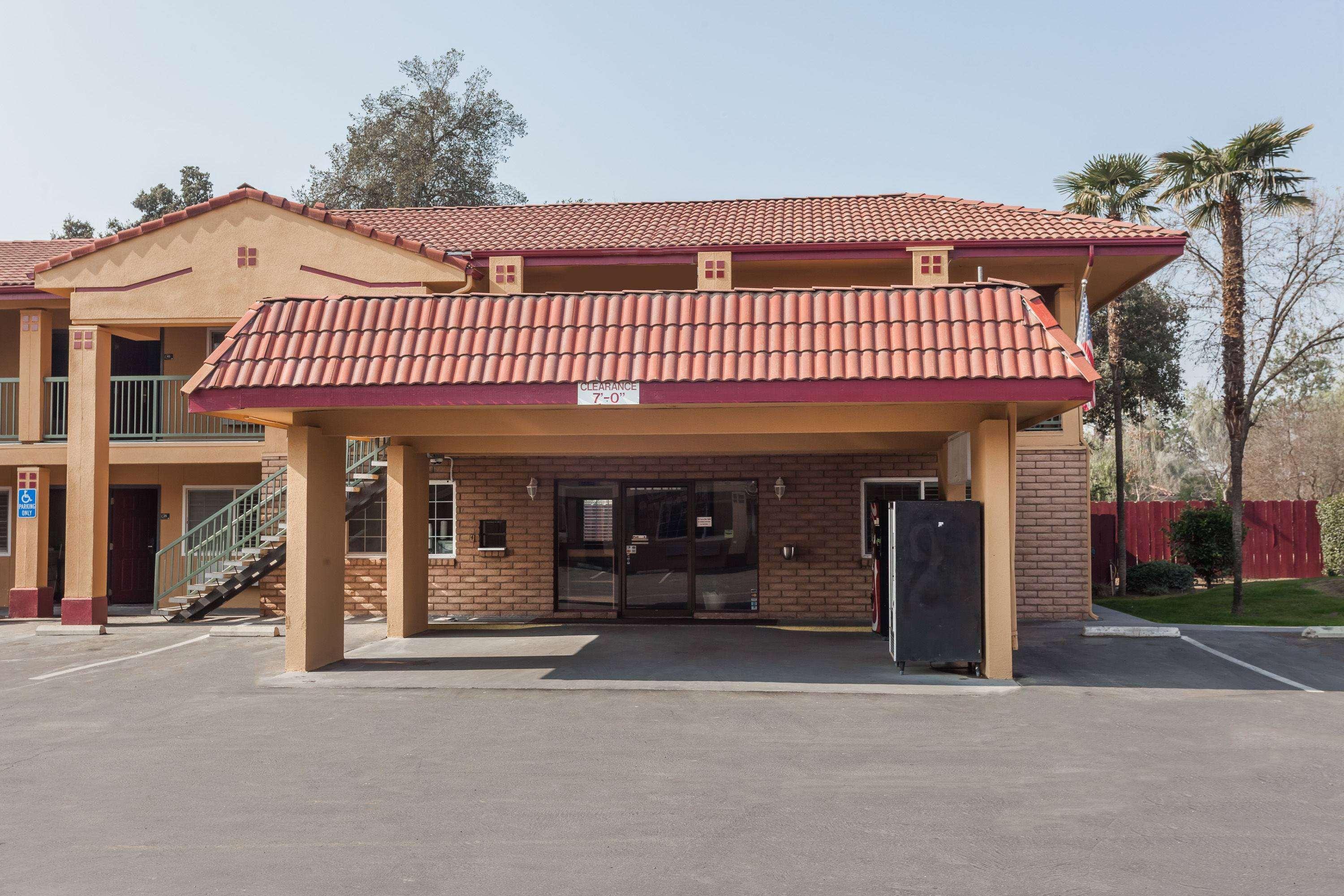Super 8 By Wyndham Visalia Hotel Luaran gambar