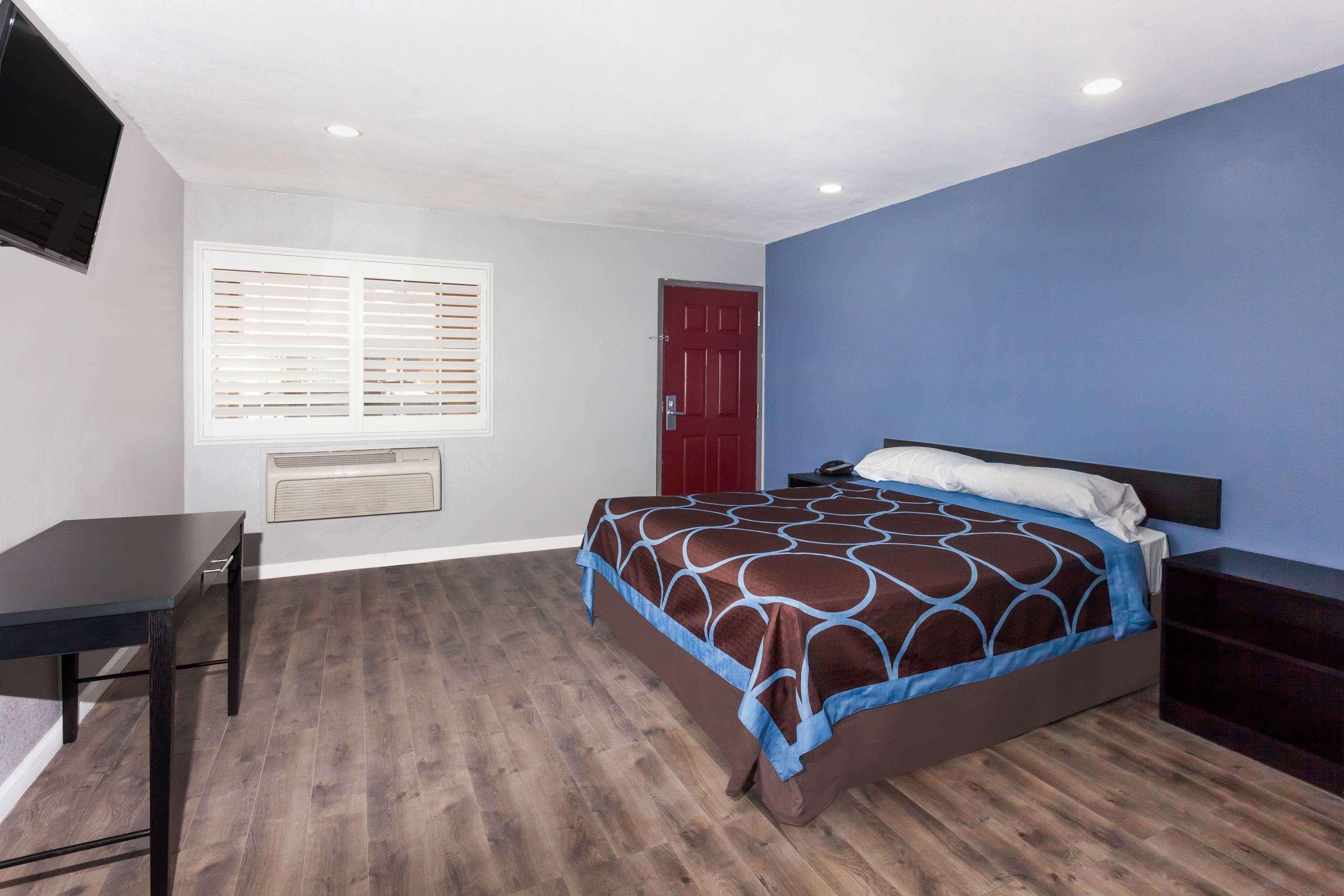 Super 8 By Wyndham Visalia Hotel Luaran gambar
