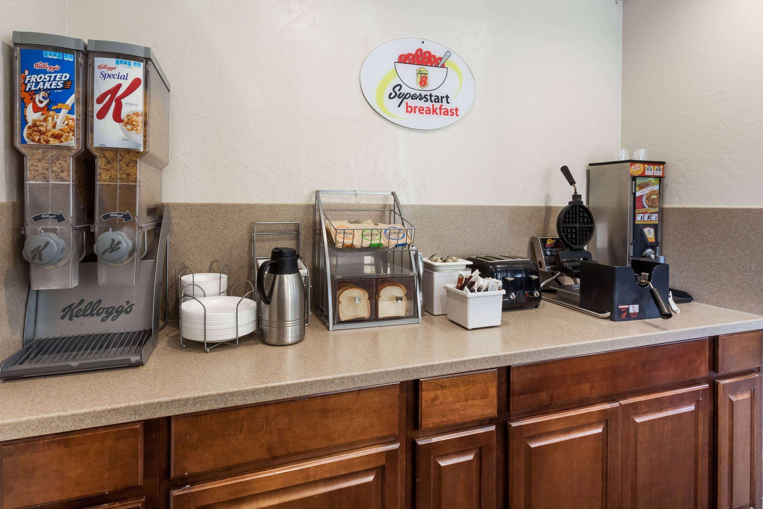 Super 8 By Wyndham Visalia Hotel Luaran gambar