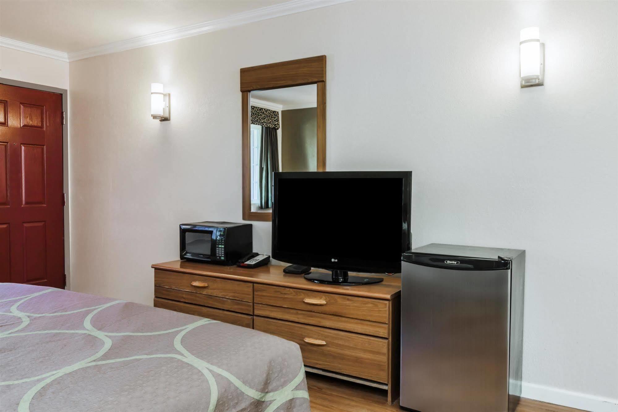 Super 8 By Wyndham Visalia Hotel Luaran gambar