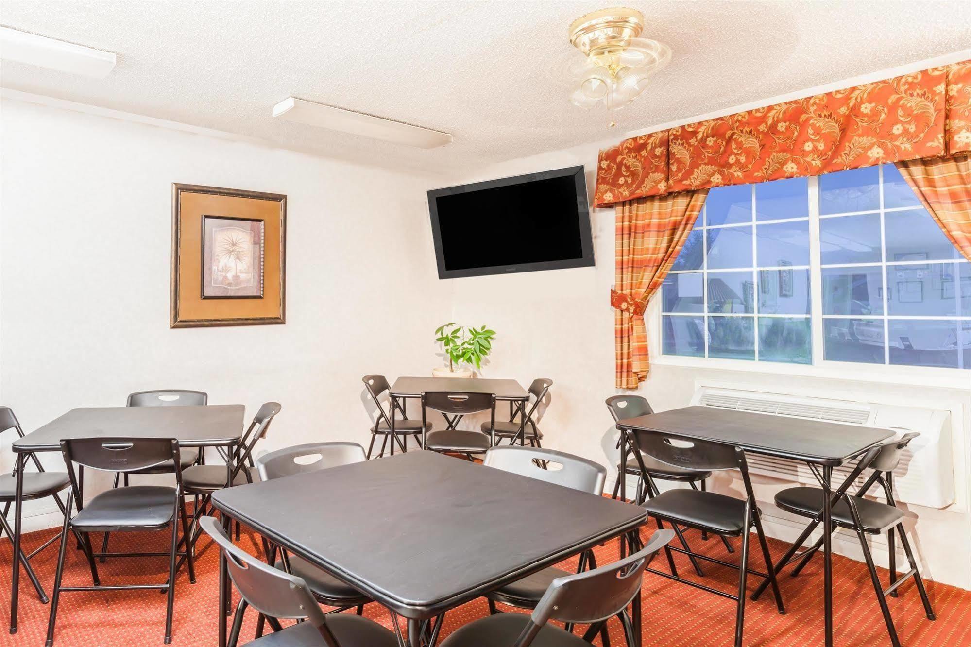 Super 8 By Wyndham Visalia Hotel Luaran gambar