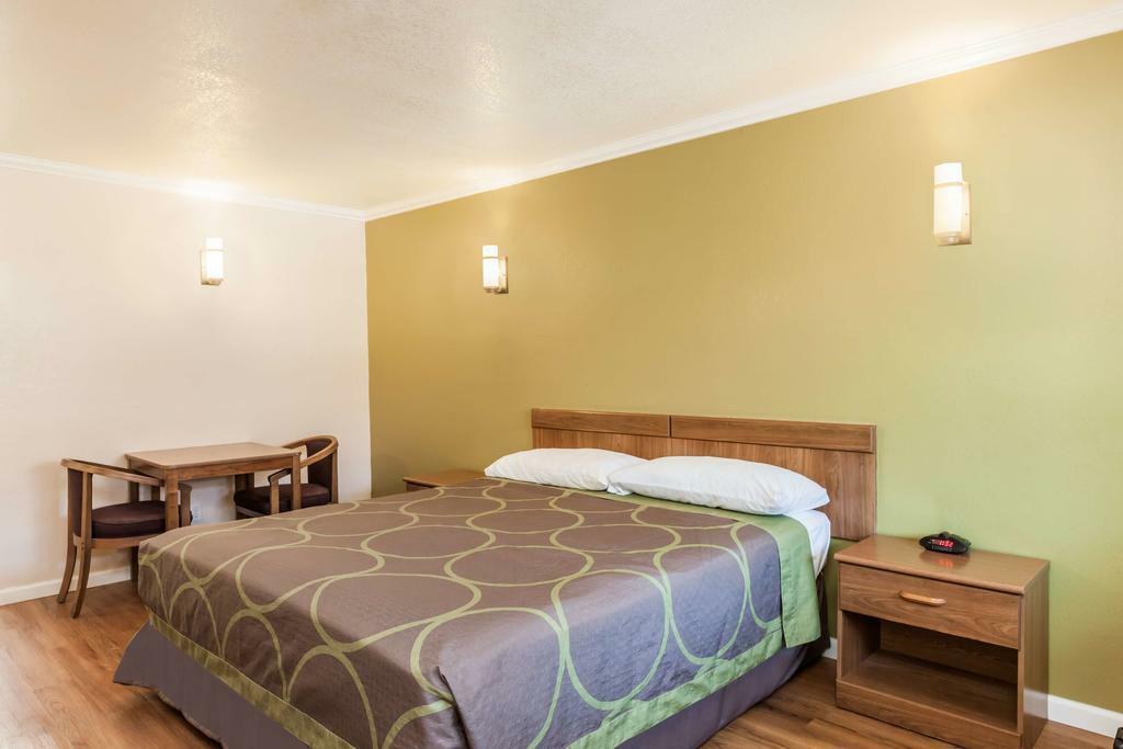 Super 8 By Wyndham Visalia Hotel Luaran gambar